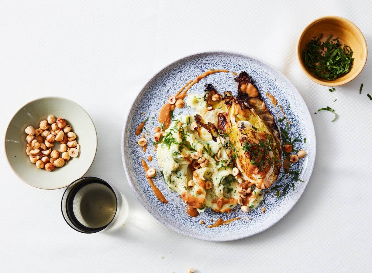 Geroosterde spitskool met miso-pindasaus