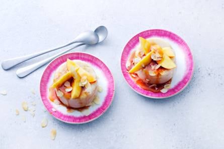Vegan griesmeelpudding met perzik & karamelsaus