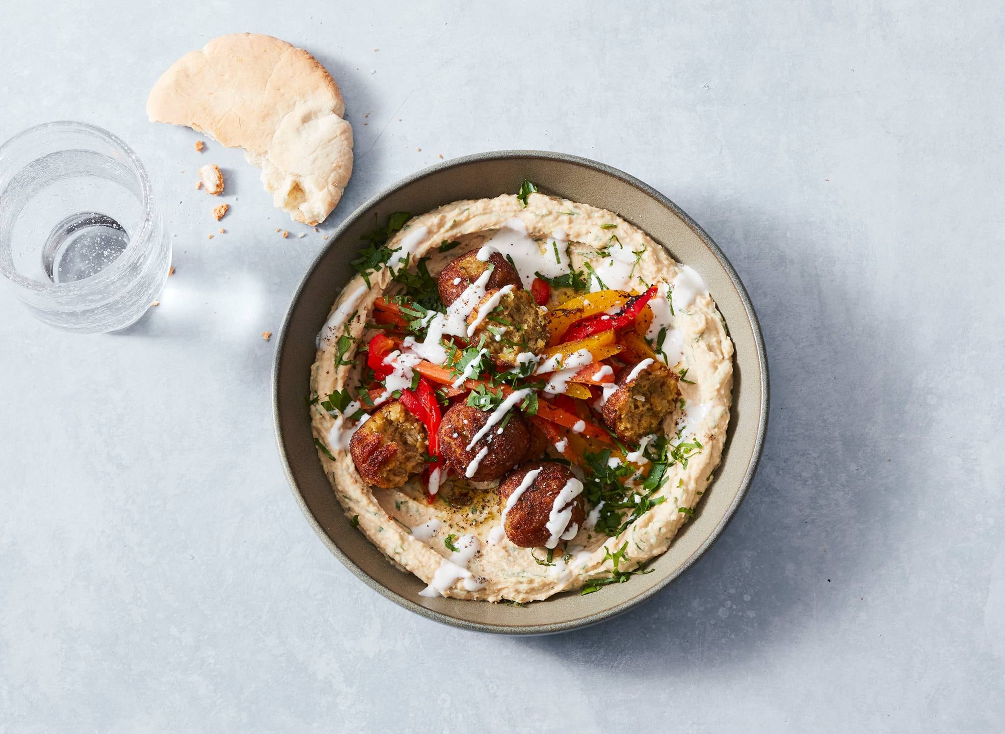 Hummus met gegrilde groente, falafel en tahinsaus recept Allerhande