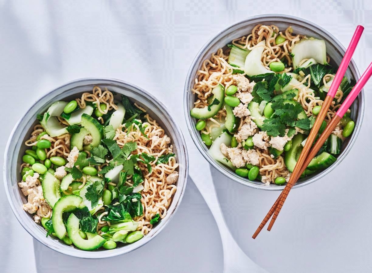 Lauwwarme volkorennoedels, paksoi & edamame