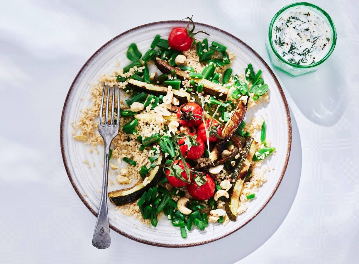 Maaltijdsalade met volkorencouscous, snijbonen & cashewnoten