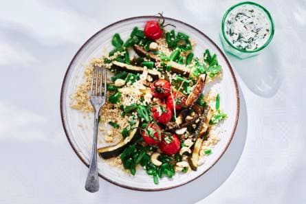Maaltijdsalade met volkorencouscous, snijbonen & cashewnoten
