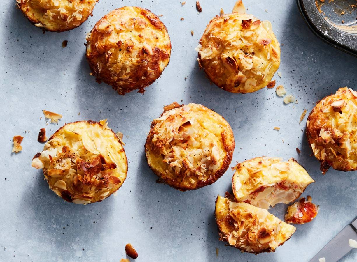 Mini-frittata's met witte asperges en parmezaan