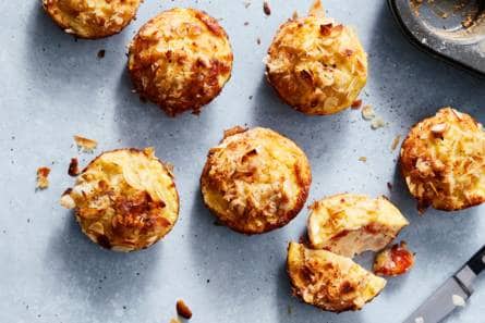 Mini-frittata's met witte asperges en parmezaan