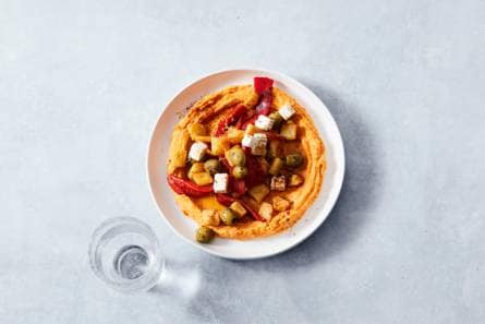 Pikante hummusbowl met aardappel en olijven