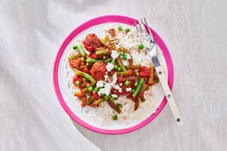 Rijst met vega balletjes, sperziebonen & tomatensaus
