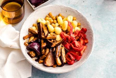 Traybake met kikkererwten, gnocchi & aubergine