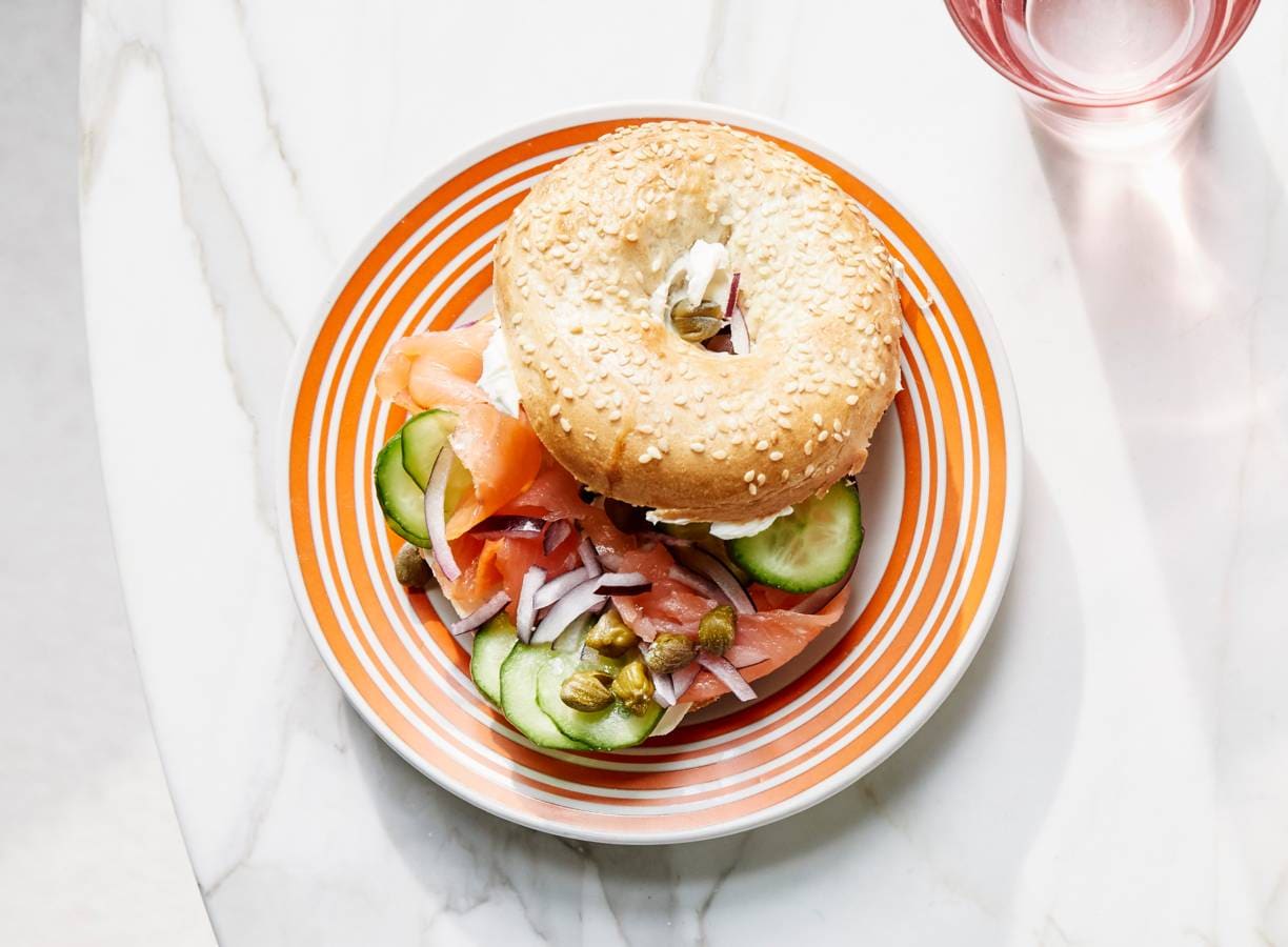 Bagel gerookte zalm, roomkaas en kappertjes