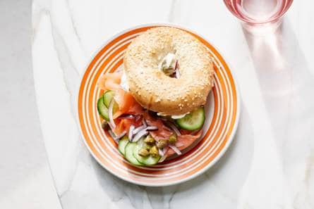 Bagel gerookte zalm, roomkaas en kappertjes