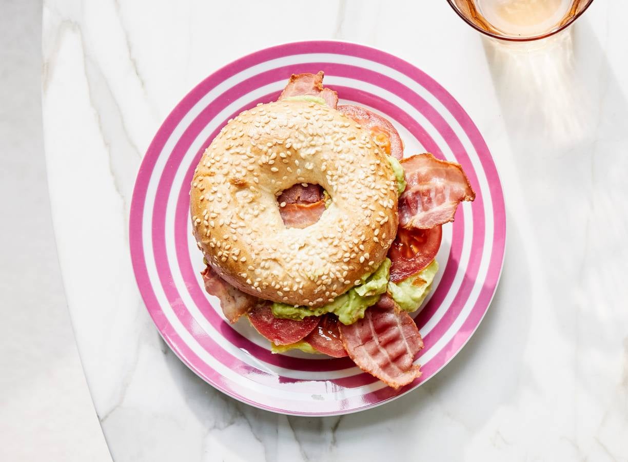 Bagel guacamole, bacon en tomaat