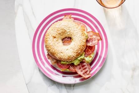 Bagel guacamole, bacon en tomaat