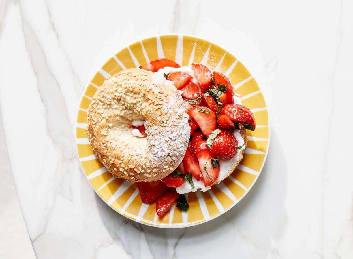 Bagel plantaardige roomkaas met aardbei en munt