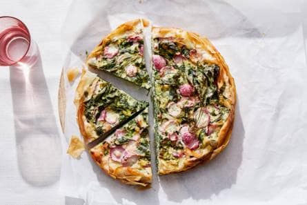 Filodeegtaart met radijs, spinazie en ricotta