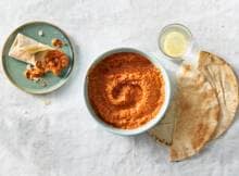 Ideaal om te dippen: muhammara van geroosterde paprika en walnoot. Lekker met naanbrood!