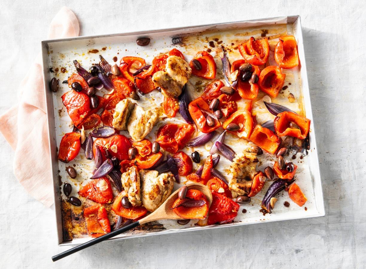 Traybake van geroosterde paprika en kipdijfilet