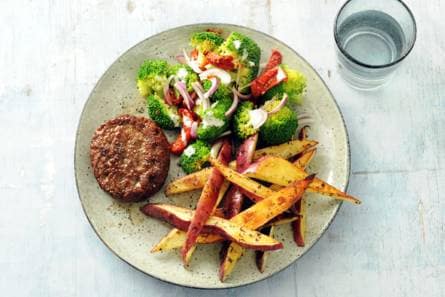 Beefburger met zoete-aardappelfrites en broccolisalade
