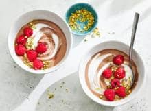 Een vegan smoothiebowl met chocolade = basically een toetje voor ontbijt.