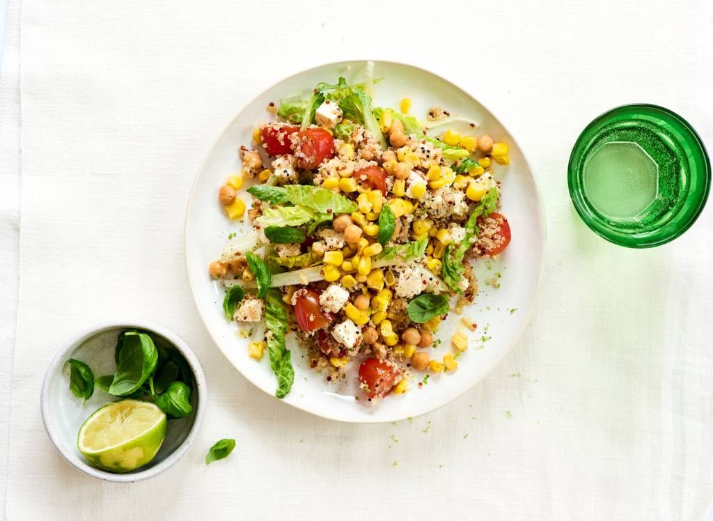 Quinoa-maissalade met kikkererwten, tomaten en witte kaas (advertorial)
