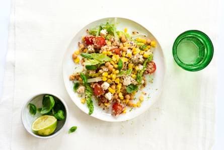 Quinoa-maissalade met kikkererwten, tomaten en witte kaas (advertorial)