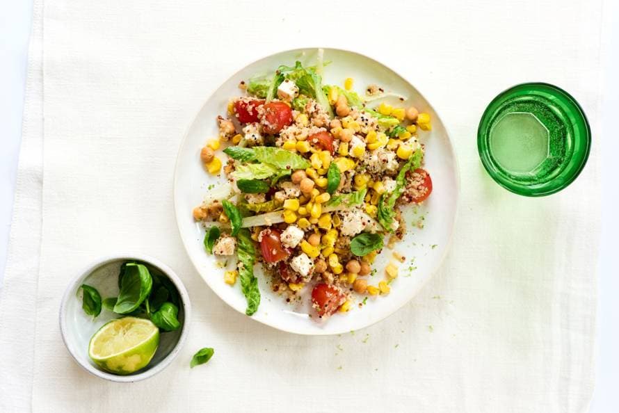 Quinoa-maissalade met kikkererwten, tomaten en witte kaas