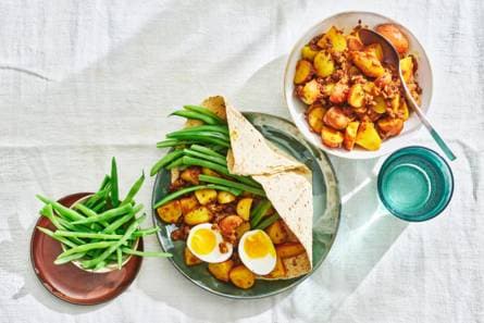 Roti met vegetarische rulstukjes, bonen & ei (advertorial)