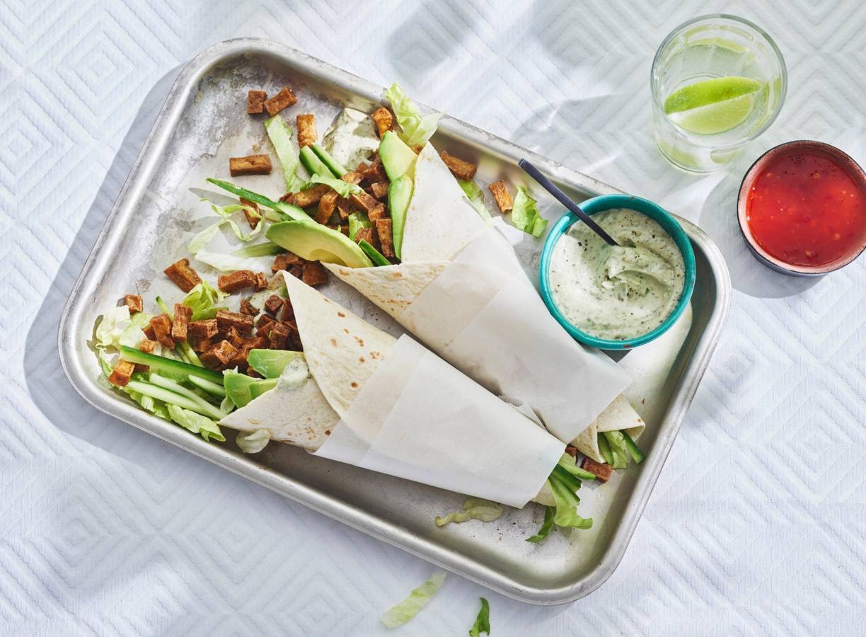 Wraps met tofu en vegan avocado-muntcream