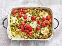 Pasta uit de oven is toch eigenlijk altijd een goed idee? Extra lekker met pesto.