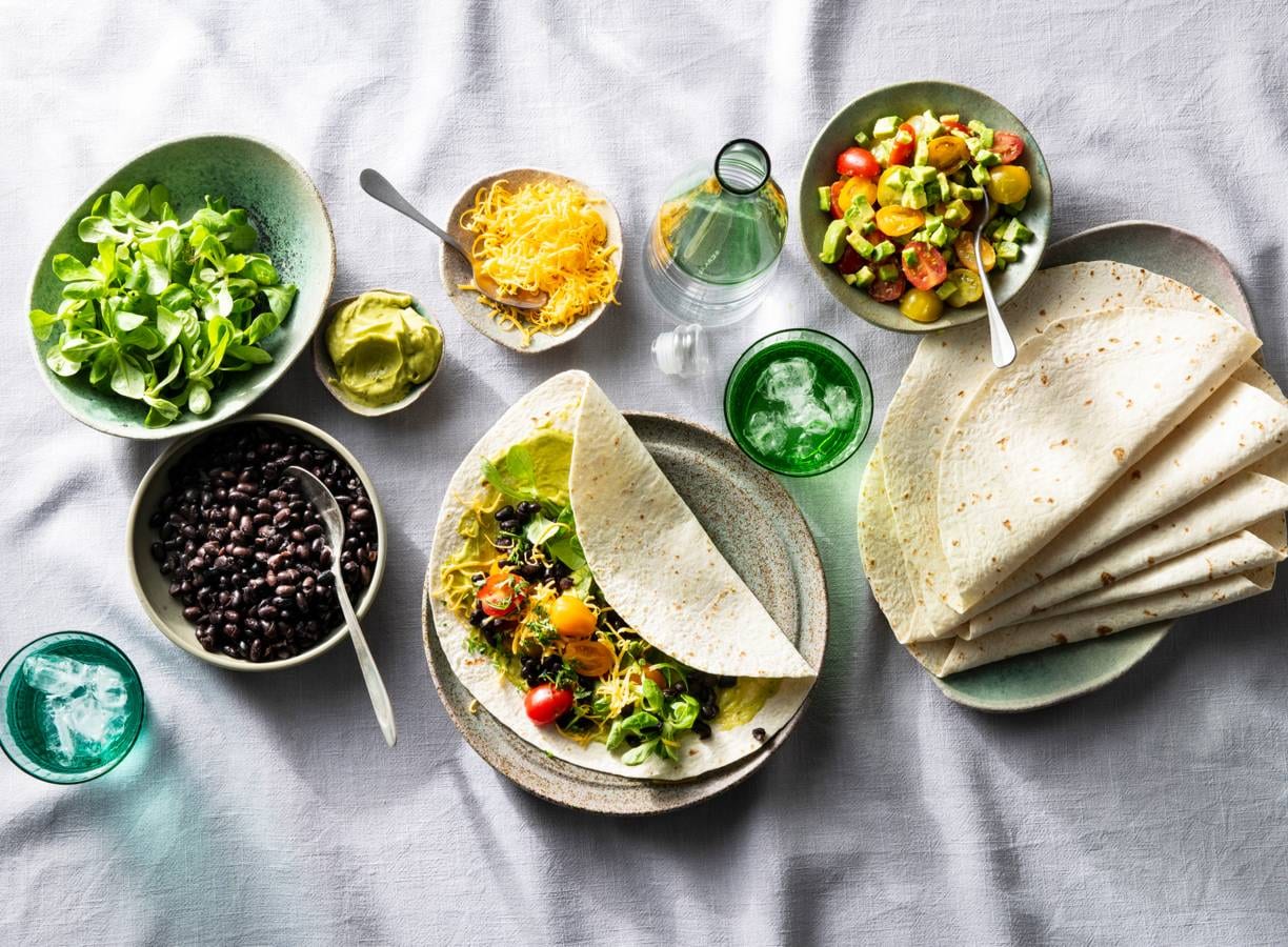 Tortillawraps met zwartebonen, avocadomascarpone en tomaat