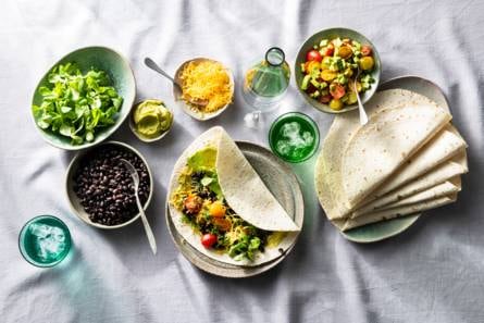Tortillawraps met zwartebonen, avocadomascarpone en tomaat