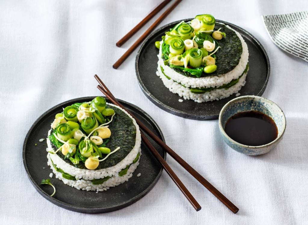 Vegetarisch taartje van sushi met avocado en edamame