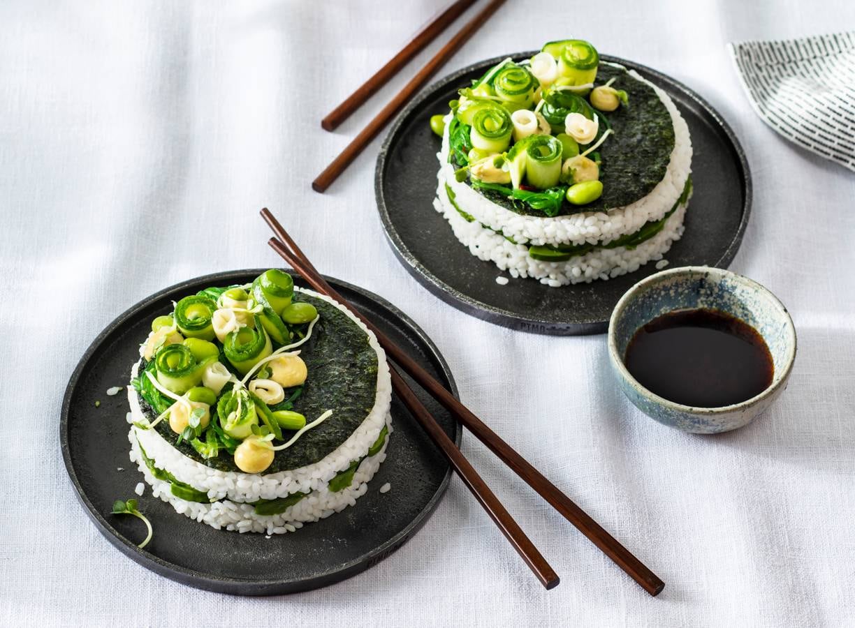 Vegetarisch taartje van sushi met avocado en edamame