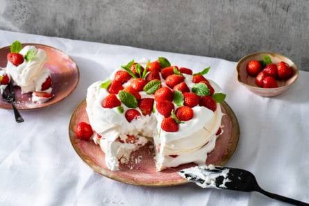 Vegan pavlova met vlierbloesemsiroop