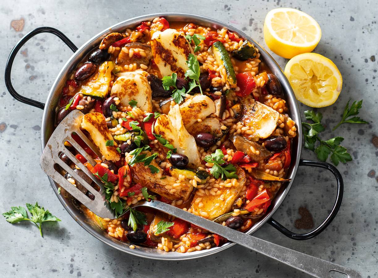 Vegetarische paella met gegrilde groenten en gebakken halloumi