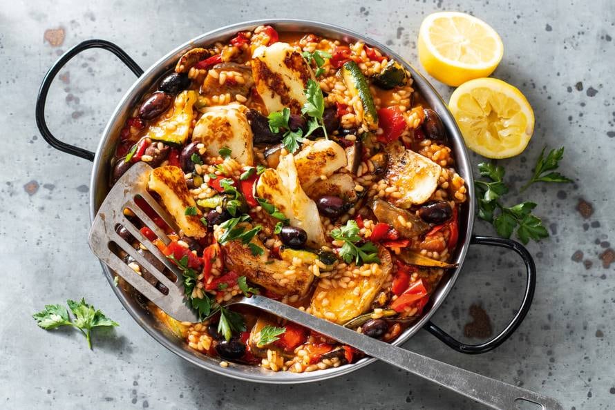 Vegetarische Paella Met Gegrilde Groenten En Gebakken Halloumi Recept Allerhande Albert Heijn