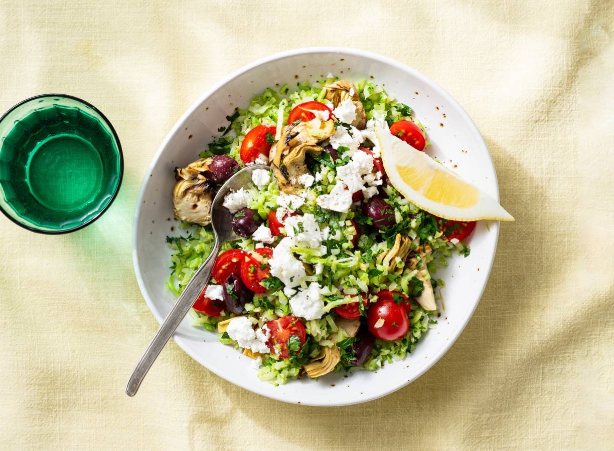 Kleurrijke salade met broccolirijst en feta