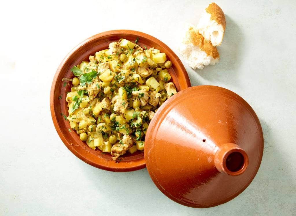 Tajine van kip, citroen, aardappel en olijven