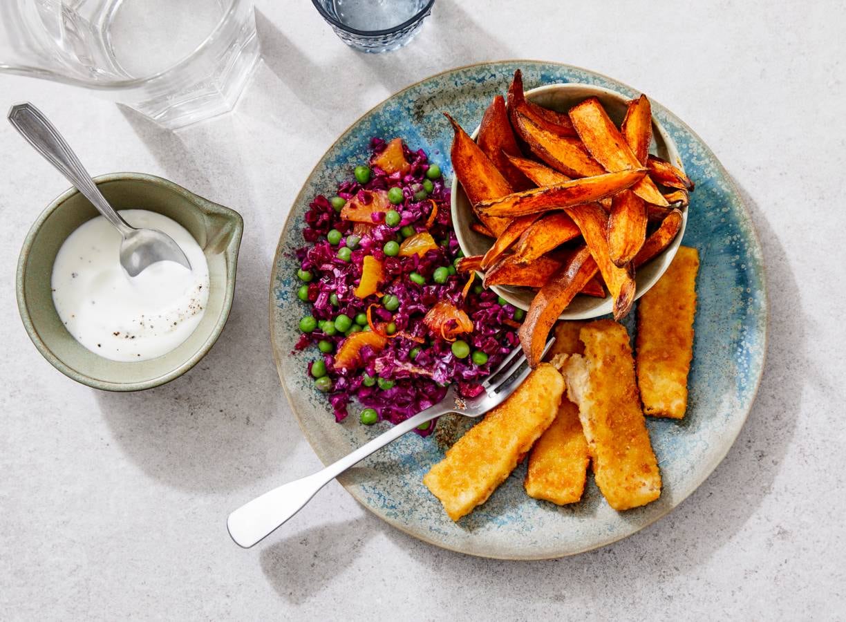 Vissticks met aardappelfriet, kool-erwtensalade & yoghurtdip