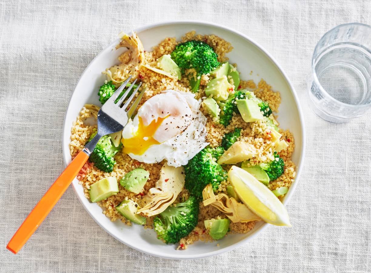 Couscoussalade met artisjok, broccoli & gepocheerd eitje