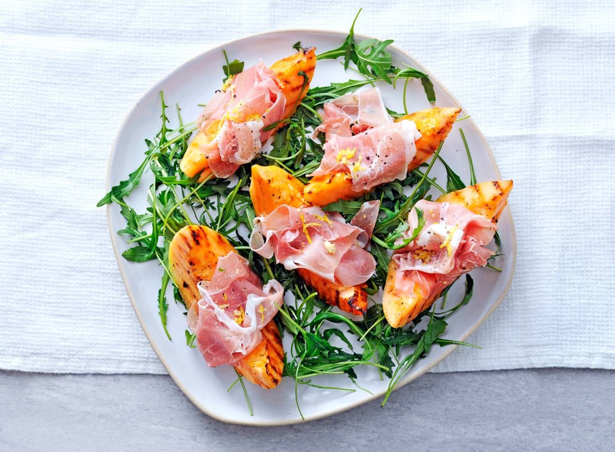 Gegrilde meloen met parmaham van de bbq