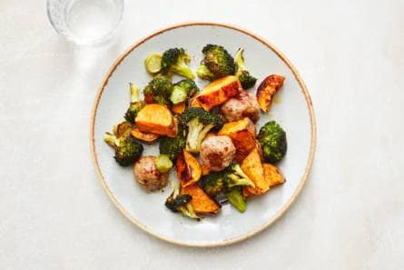 Geroosterde broccoli met zoete aardappel en worst