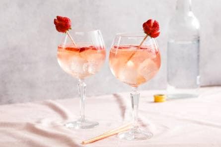 Gin tonic met aardbeien en vlierbloesem