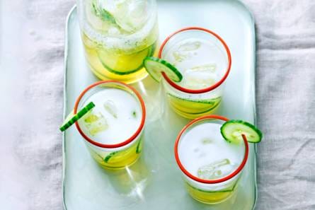 Limoen-muntlimonade met komkommer