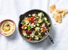 Maak van deze salade een compleet hoofdgerecht door er hummus en Libanees platbrood bij te serveren.