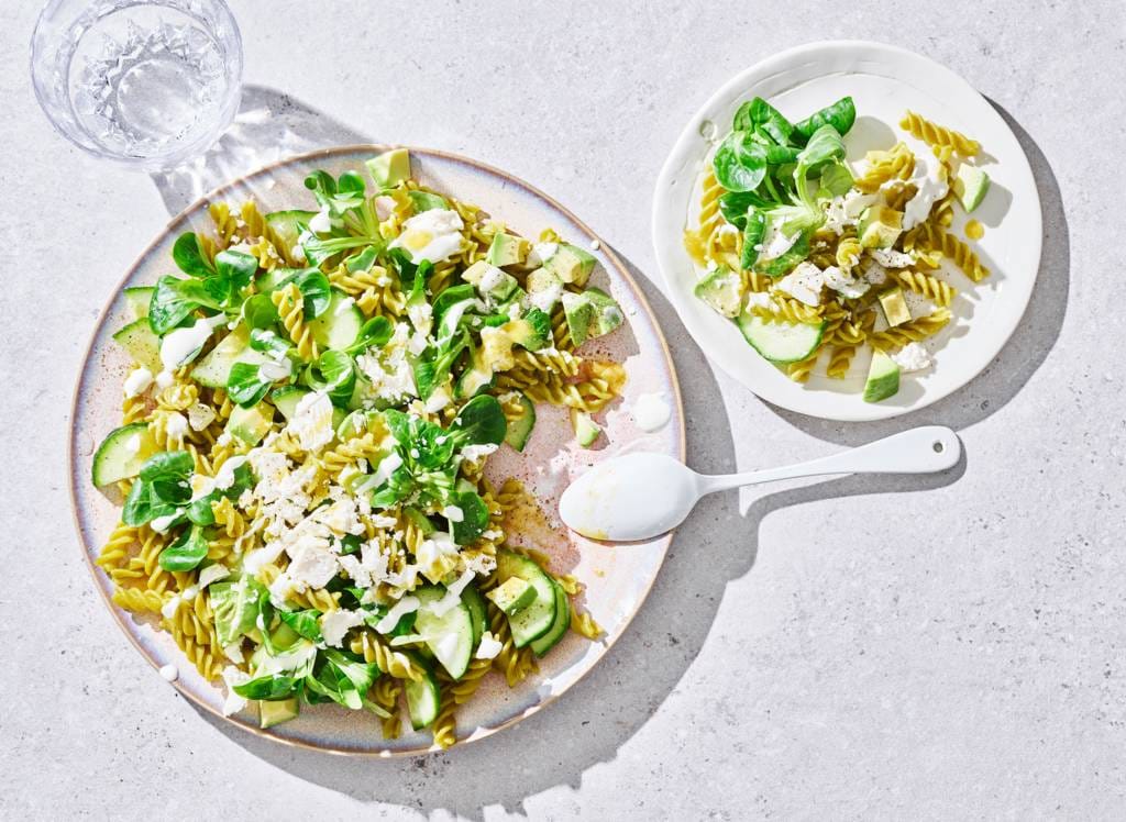 Pastasalade met avocado, veldsla en feta