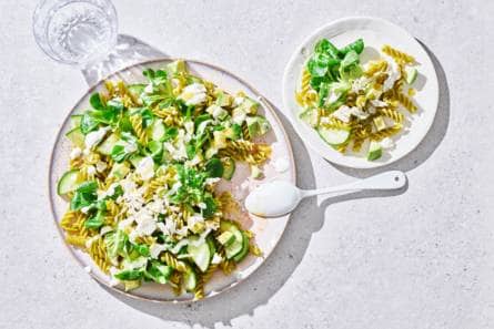 Pastasalade met avocado, veldsla en feta