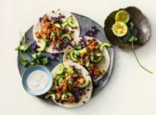 Na het maken (en opeten) van deze taco's met vegan pulled jackfruit, rode kool en smoky bbq-saus wil je nooit meer anders!