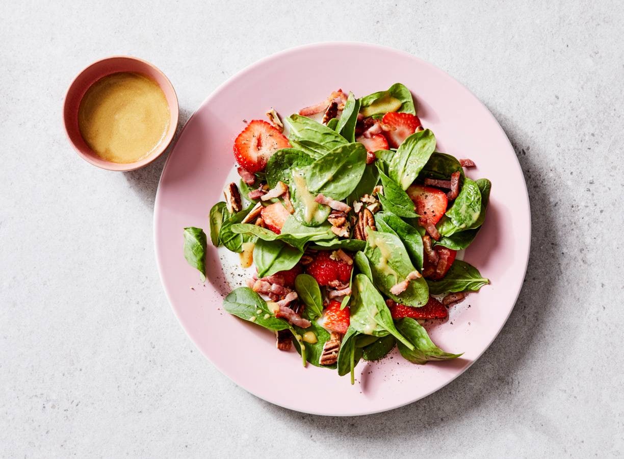 Salade met spinazie, aardbei en spekjes