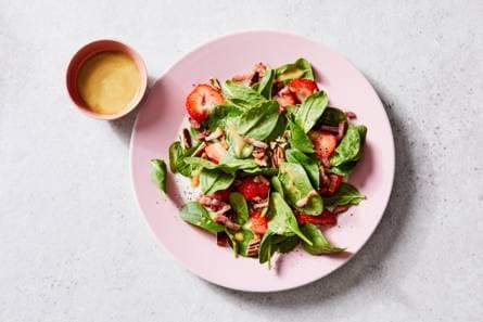 Salade met spinazie, aardbei en spekjes