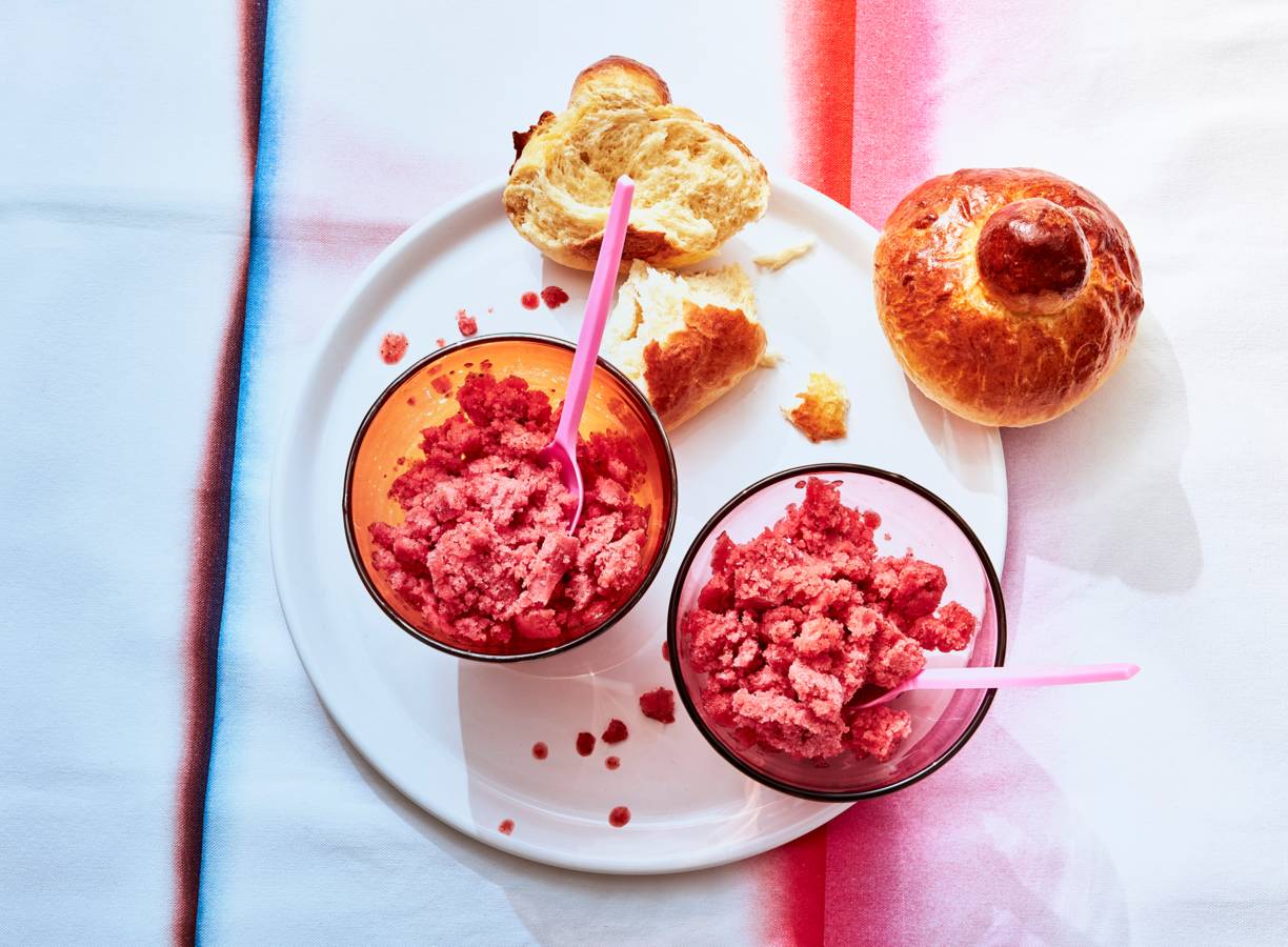 Siciliaanse brioche met aardbeiengranita