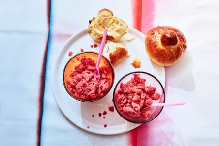 Siciliaanse brioche met aardbeiengranita